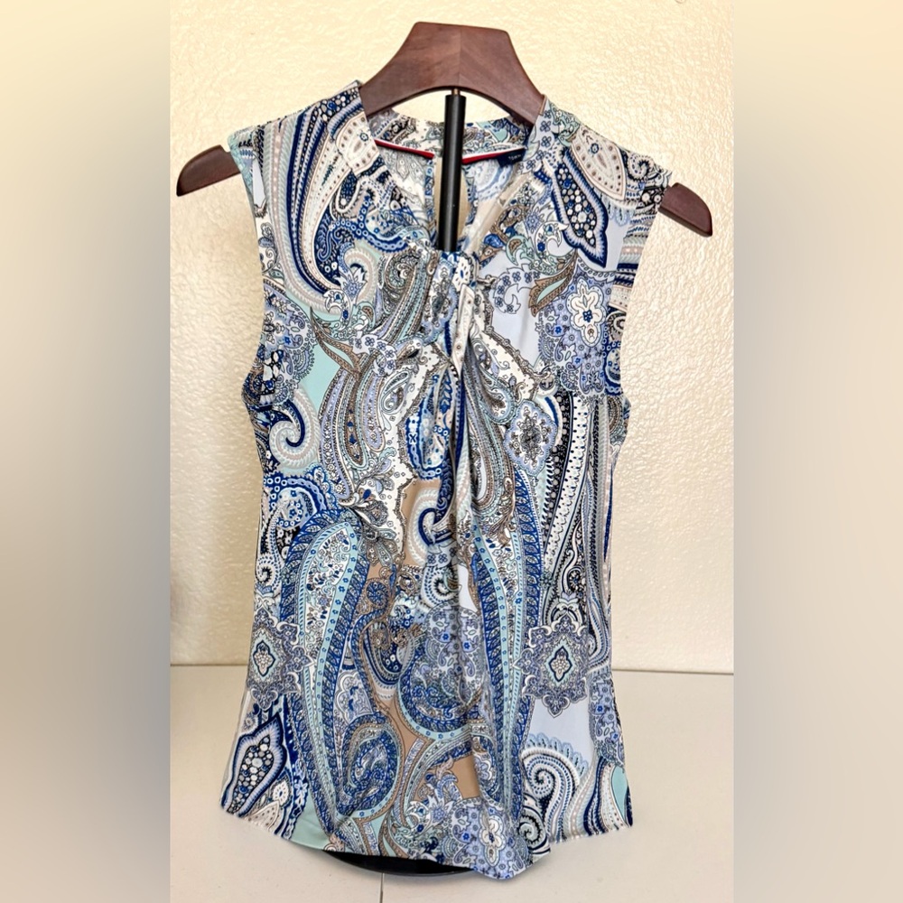 Tommy Hiilfiger blue paisley sleeveless blouse size small